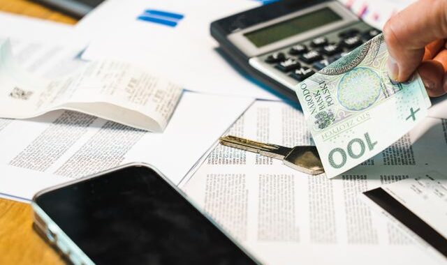 Czy firma windykacyjna może obciążyć dłużnika kosztami?