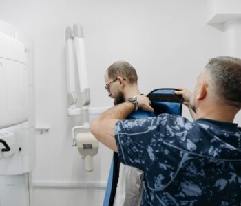 Czym różni się tomografia zębów od zwykłego RTG?