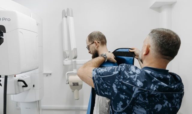 Czym różni się tomografia zębów od zwykłego RTG?
