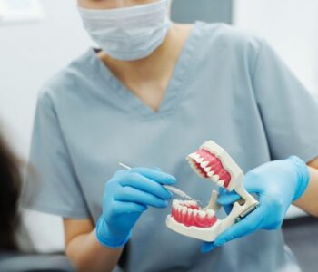 Czy proteza na dwóch implantach wystarczy, żeby poprawić komfort jedzenia?