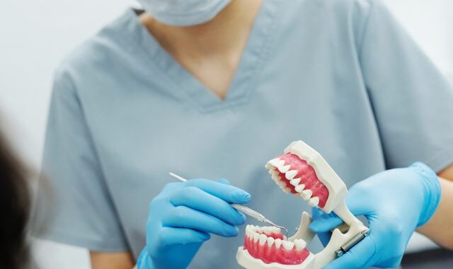 Czy proteza na dwóch implantach wystarczy, żeby poprawić komfort jedzenia?