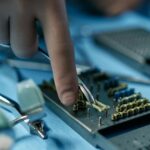 Czy chirurg stomatolog może przygotować kość pod implant?