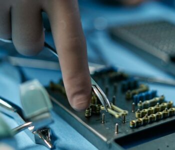 Czy chirurg stomatolog może przygotować kość pod implant?