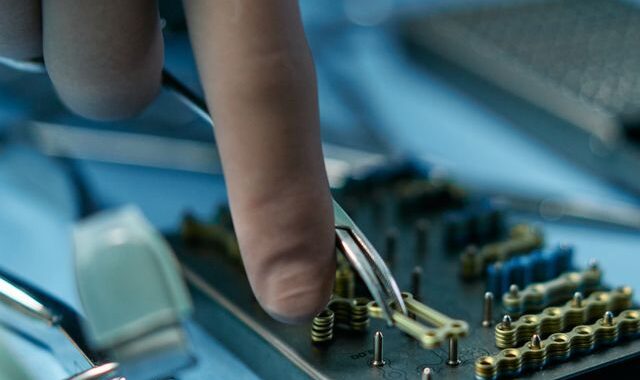 Czy chirurg stomatolog może przygotować kość pod implant?