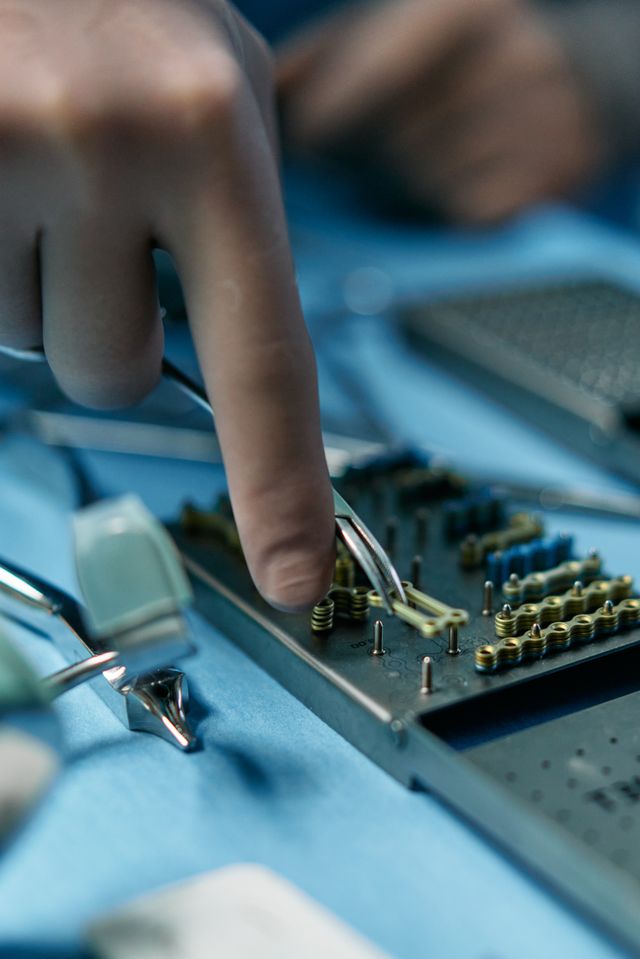 Czy chirurg stomatolog może przygotować kość pod implant?