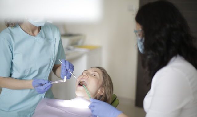 Czy zgrzytanie zębami może skrócić trwałość implantu?