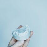 Dlaczego nie wolno przeciążać implantów tuż po zabiegu zębów w jeden dzień?
