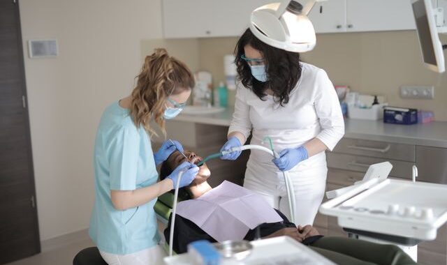 Jak długo trwa zabieg podniesienia dna zatoki szczękowej?