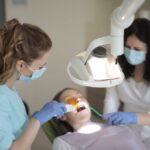 Jak odróżnić ubytek klinowy od odsłoniętej szyjki zębowej?