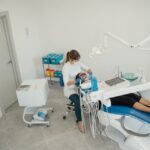 Jak często trzeba odwiedzać ortodontę podczas retencji po zdjęciu aparatu?