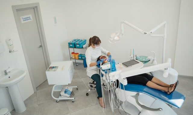 Jak często trzeba odwiedzać ortodontę podczas retencji po zdjęciu aparatu?